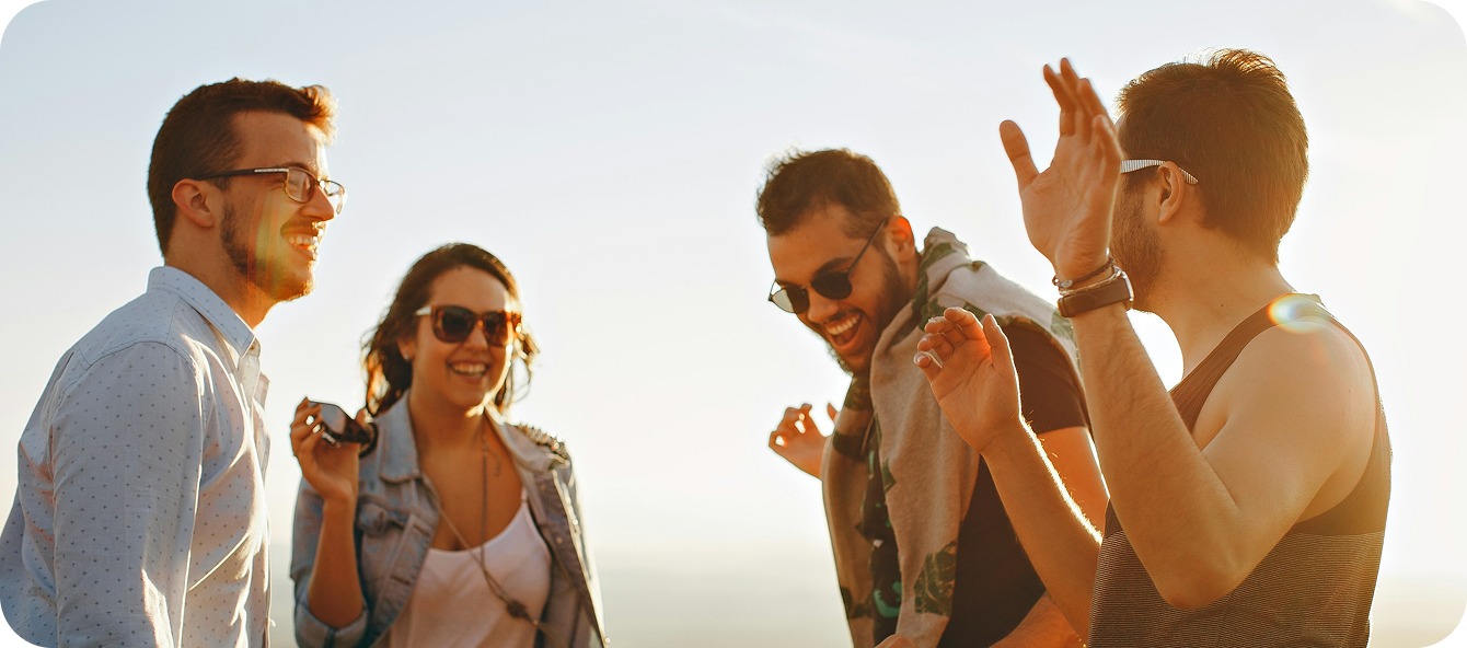 Menschen tanzen und feiern